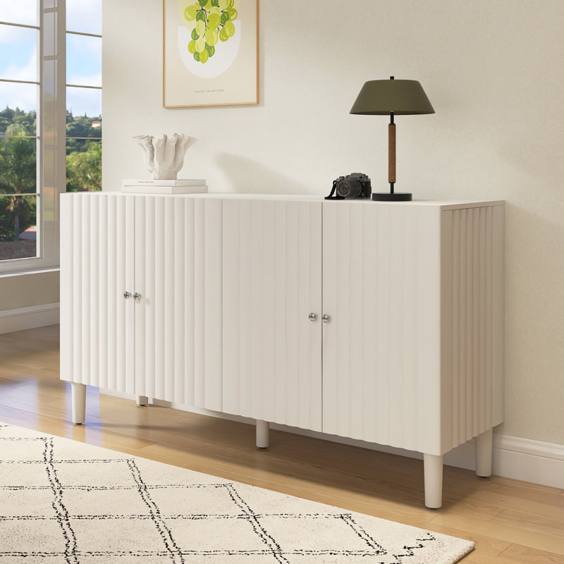 Élégant buffet à quatre portes avec portes à motif ondulé, pieds cylindriques et poignées en métal élégantes, Blanc