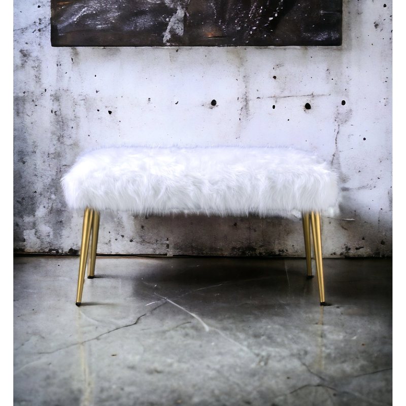 Banc de 20 po en fausse fourrure blanche avec base en métal doré rembourré