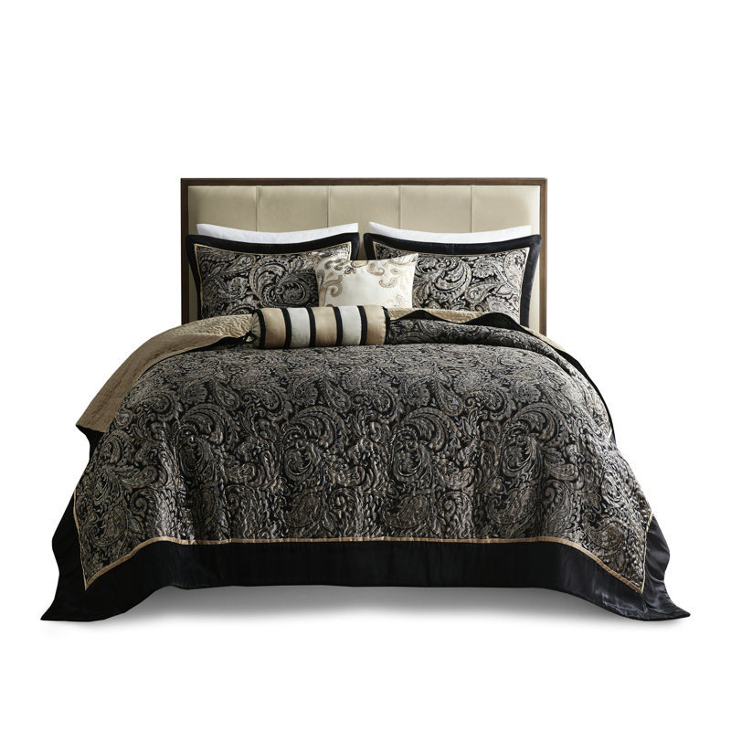 Couvre-lit noir avec coussins décoratifs pour une très grande chambre à coucher au motif magnifique