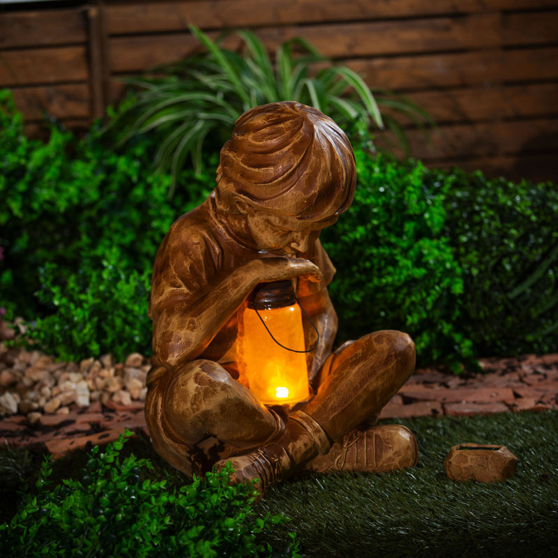 Statue de garçon solaire Layhan Lam Glimpses of God avec lanterne