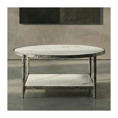 Table basse ronde contemporaine avec plateau en pierre frittée et piètement en métal couleur canon de fusil, tablette de rangement ouverte pour salon