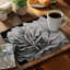 Napperon en polyester tressé noir et blanc avec fleurs | Ensemble de 4