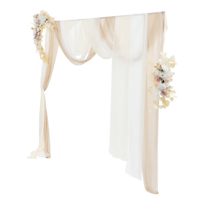 Arrangements de fleurs artificielles avec tulles pour une fête de mariage