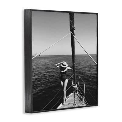 Femme posant sur un bateau, estampe numérique par LSR Design Studio