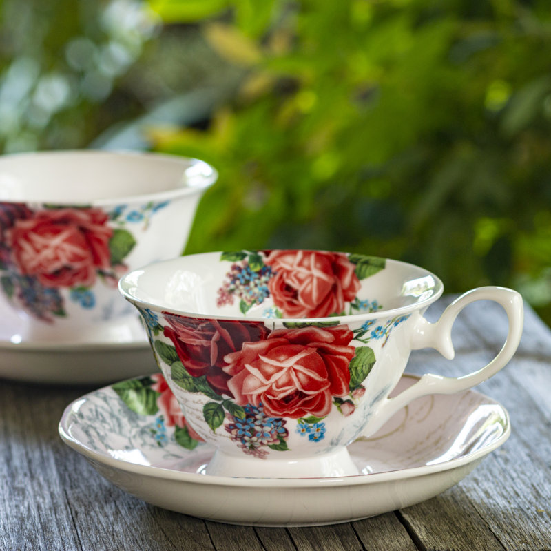 Tasse à thé et soucoupe en porcelaine rose