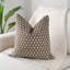 Housse de coussin décorative à imprimé botanique brun et bleu, tissée à la main