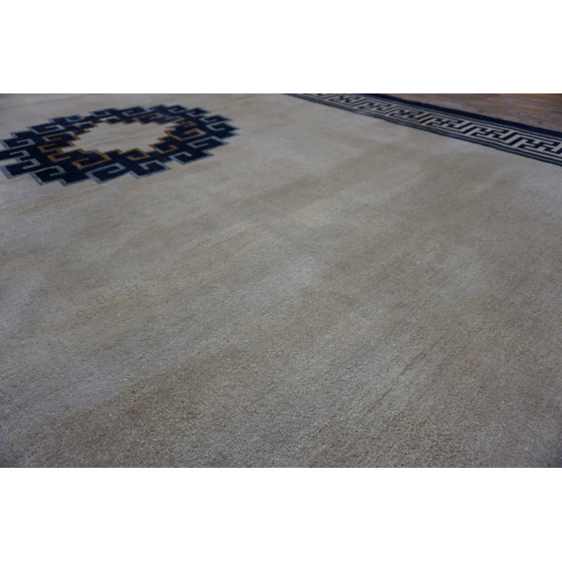Tapis ivoire en laine antique de grande taille chinois et mongol