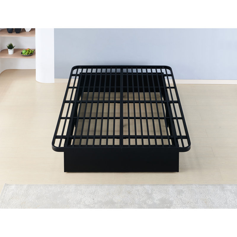 Un grand lit en métal de qualité, d'une hauteur de 16 po, rehausse la hauteur du style de chambre à coucher pour un style élégant