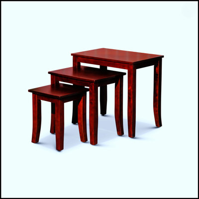 Ensemble de 3 tables gigognes au fini cerisier polyvalent et peu encombrant pour les salons modernes