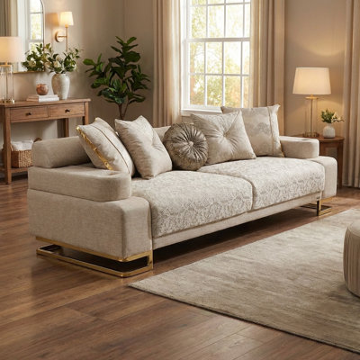 Causeuse moderne en tissu beige avec base en métal doré et coussins décoratifs