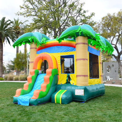 Jeu gonflable avec glissade, pulvérisateur d'eau et panier de basketball avec ventilateur HeroKiddo 13 pi. Tropical Breeze