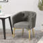 Fauteuil de salle à manger luxueux en velours avec capitonnage à boutons et détails dorés élégants pour un décor glamour moderne-412905457