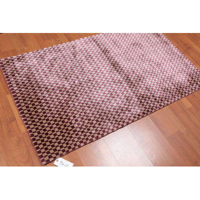 Tapis mauve touffeté à la main