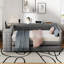 Lit plateforme double tapissier pleine grandeur avec revêtement en velours gris, tablettes de rangement, bureau, station de charge et lit gigogne simple pour un sommeil relaxant dans une maison moderne