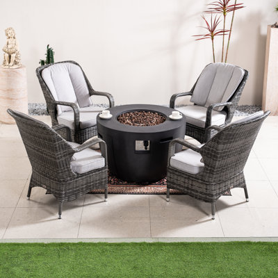 Ensemble de sièges d'extérieur pour foyer extérieur: 4 fauteuils en osier avec cadre en aluminium et table composite de 50 K BTU pour le jardin et la cour