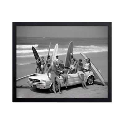 Amis s'amusant sur la plage