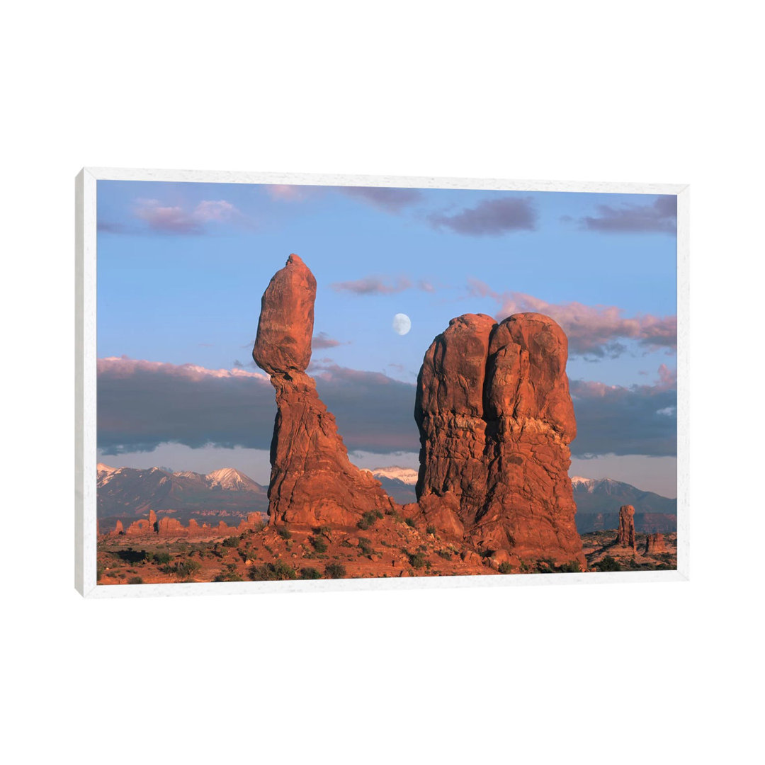 Mond über dem Balanced Rock, Arches National Park, Utah von Tim Fitzharris - Galerie-verpackte Leinwand Giclée