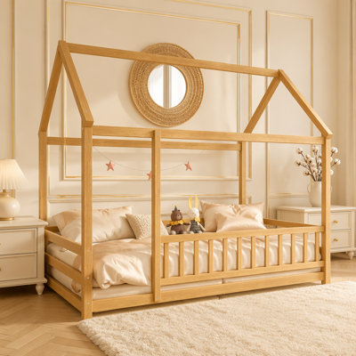 Lit simple en bois avec structure de toit de maison et garde-corps de clôture, finition en pin naturel pour un sommeil sécuritaire et confortable