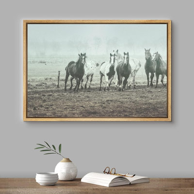 "Chevaux galopant sur des animaux de la ferme" sur