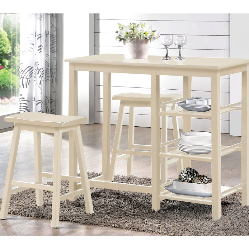 Configuration de salle à manger à 3 comptoirs. Table avec 3 tablettes ouvertes. Tabourets de selle pour plus de confort. Pieds en bois. Convient aux petites zones colorées. Rangement relaxant. Structure en bois. Convient aux espaces compacts