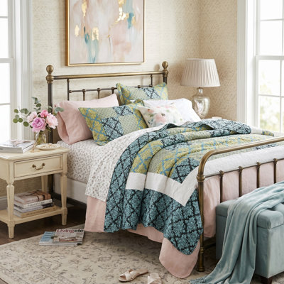 Damask Reversible Lightweight Bedspread Quilt Set