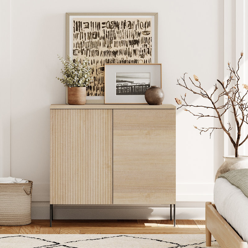 Commode en bois Reeded de 31,5 po avec portes Aadham, armoire de rangement minimaliste pour la chambre à coucher, le salon et le vestibule