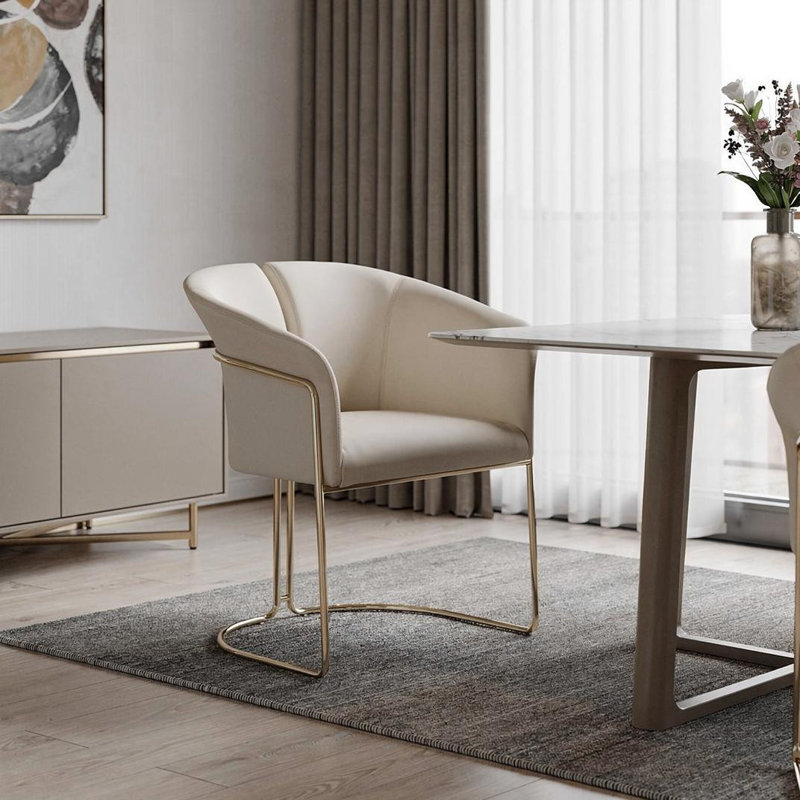 Fauteuil de salle à manger à dossier partiellement ouvert en similicuir beige et doré