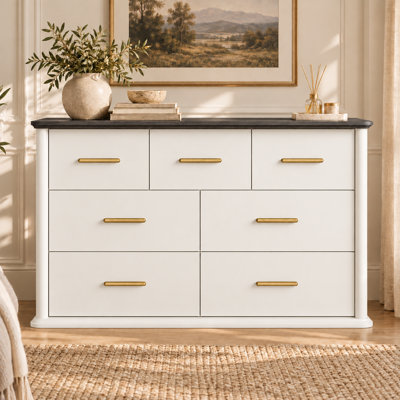 Commode double à 7 tiroirs de 119 cm de large, avec panneaux latéraux incurvés, poignées en métal et système anti-basculement, meuble de rangement en bois pour chambre, salon et dressing.