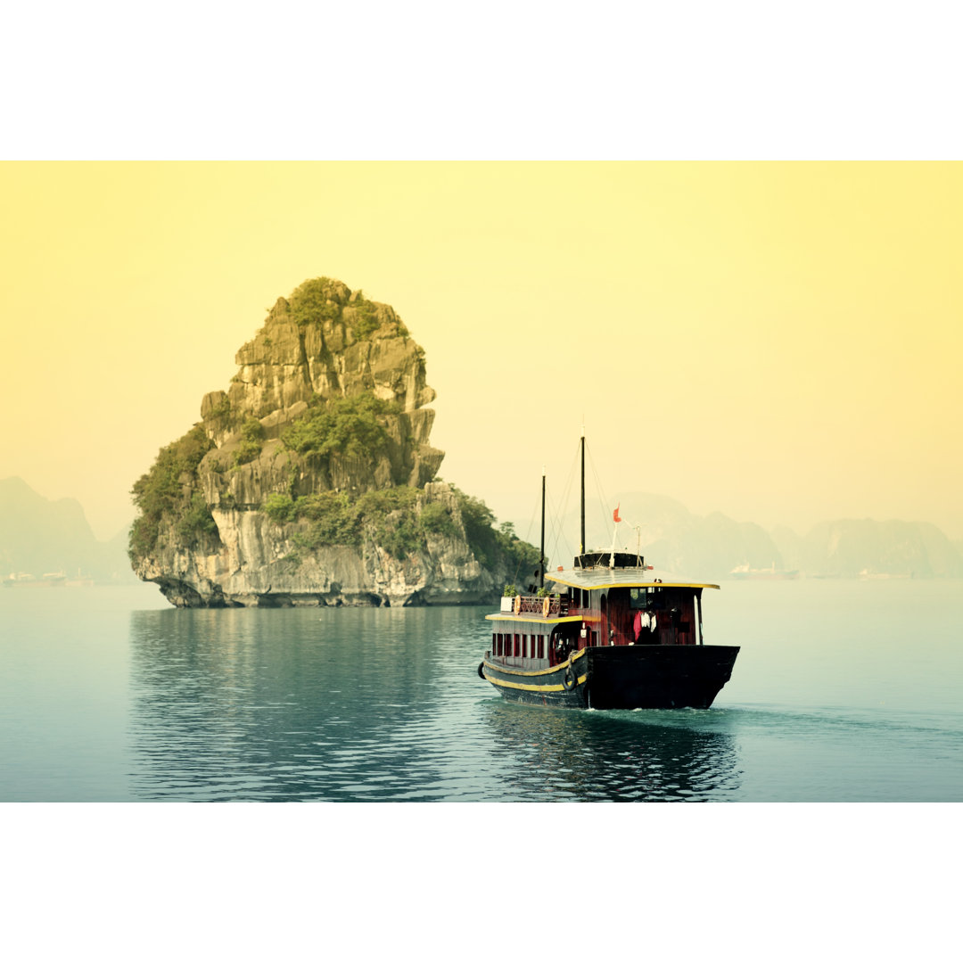 Halong Bay Tour von GA161076 - Kunstdrucke auf Leinwand ohne Rahmen