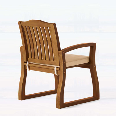 Chaises de jardin robustes en bois d'acacia avec coussins ivoire, idéales pour la terrasse et le jardin.