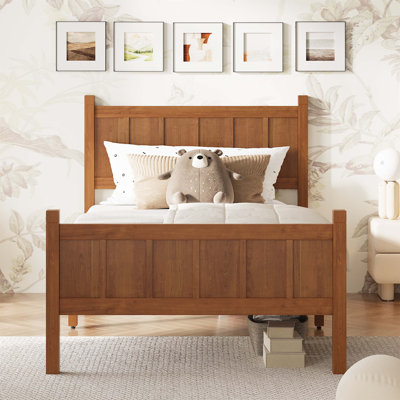 Lit plateforme en bois massif avec tête et pied de lit intégrés pour un soutien supérieur, un espace de rangement sous le lit et une conception de style maison de campagne intemporelle.