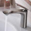 Robinet de lavabo de salle de bain à poignée simple avec bonde escamotable-105462943