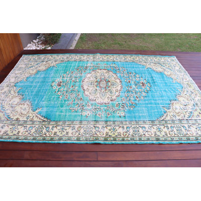 Tapis turc bleu turquoise avec motifs traditionnels pour un décor élégant