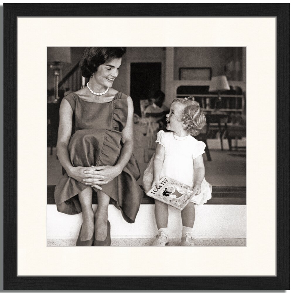 Gerahmtes Poster Jackie Kennedy mit Tochter