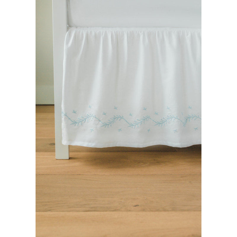 Jupe de lit de bébé brodée Sky