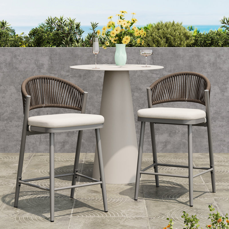 Tabourets de bar d'extérieur en métal, hauteur du siège 66 cm (26 po), avec assise en forme de PE, ensemble de 2, gris mat - style moderne, résistant à la rouille, coussin imperméable, pour jardin