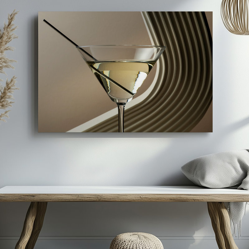 Toile Un élégant verre à martini élégant rempli d'un art mural translucide pâle scintille sous un doux éclairage diffus reflétant l'art mural sur toile