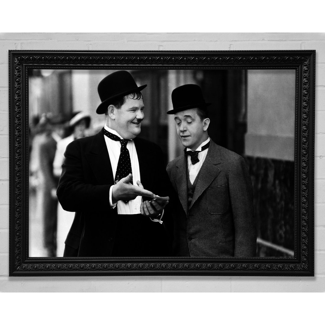 Laurel und Hardy Street Walk - Einzelner Bilderrahmen Kunstdrucke