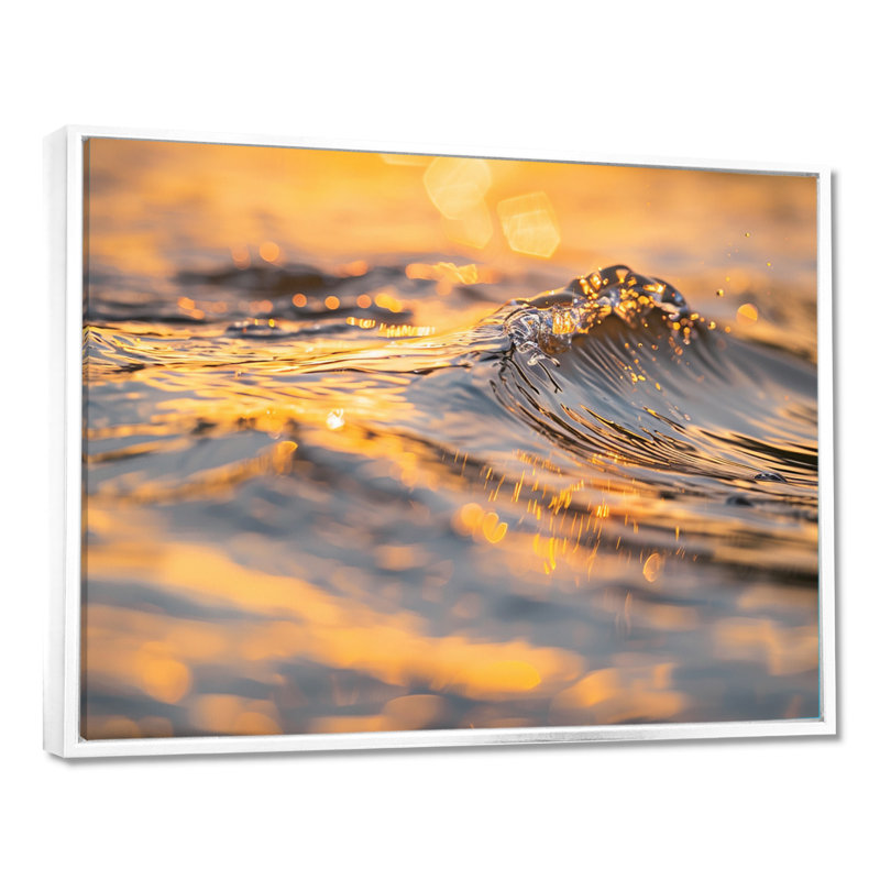 Coucher de soleil doré reflété sur l'eau - vagues murales côtières, Toile encadrée flottée blanche