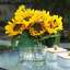 Centre de table tournesol dans un vase