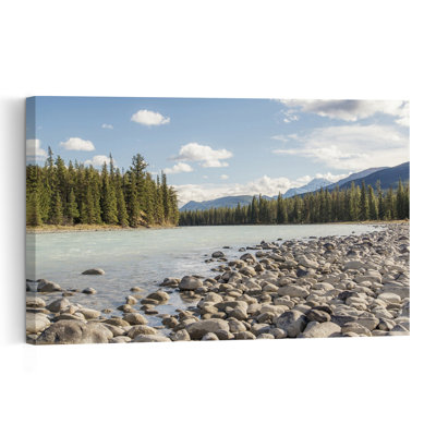 Paysage paisible et serein au bord d'une rivière en montagne (affiche murale)