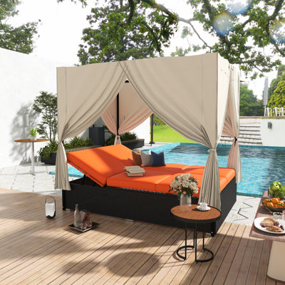 Lit de jour de patio en osier avec rideaux et coussins orange, mobilier d'extérieur avec sièges réglables
