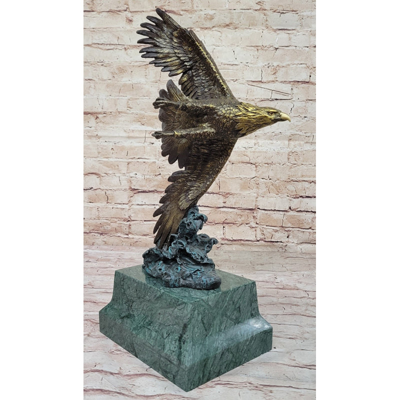 Aigle chauve américain volant sur le côté, sculpture en bronze sur base de marbre vert