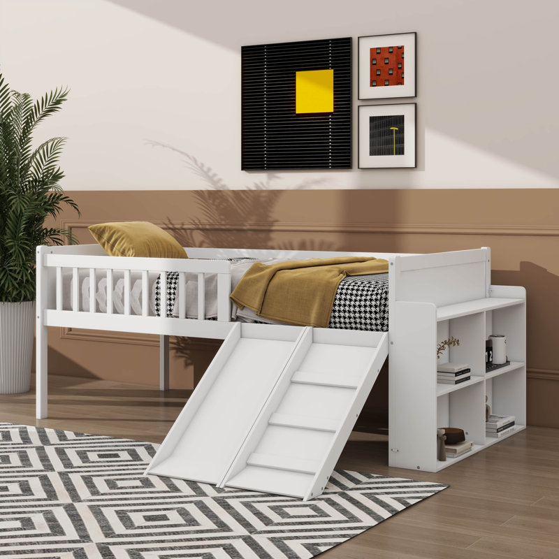 Structure de lit simple avec tablette de rangement intégrée, lit en bois avec glissoire, échelle et barrière de sécurité