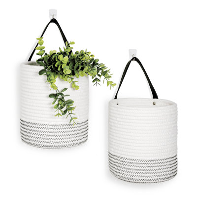 Panier en tissu suspendu à une corde