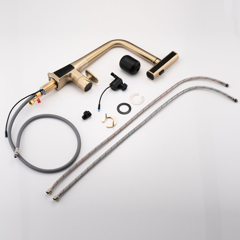 Robinet de cuisine en or brossé avec trois options de sortie d'eau