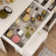 Ensemble coiffeuse de 100 cm de large avec miroir à DEL tricolore, 5 tiroirs, rangement dissimulé et tabouret.-33263672