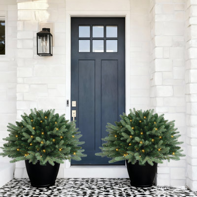 2 arbres de Noël artificiels pré-éclairés avec 2 urnes de 30 po, feuillage de pin mélangé PVC et PE multicolore, 100 lumières à DEL blanc chaud à 8 modes à piles, poteau de jardin en trépied en métal et décoration de porche