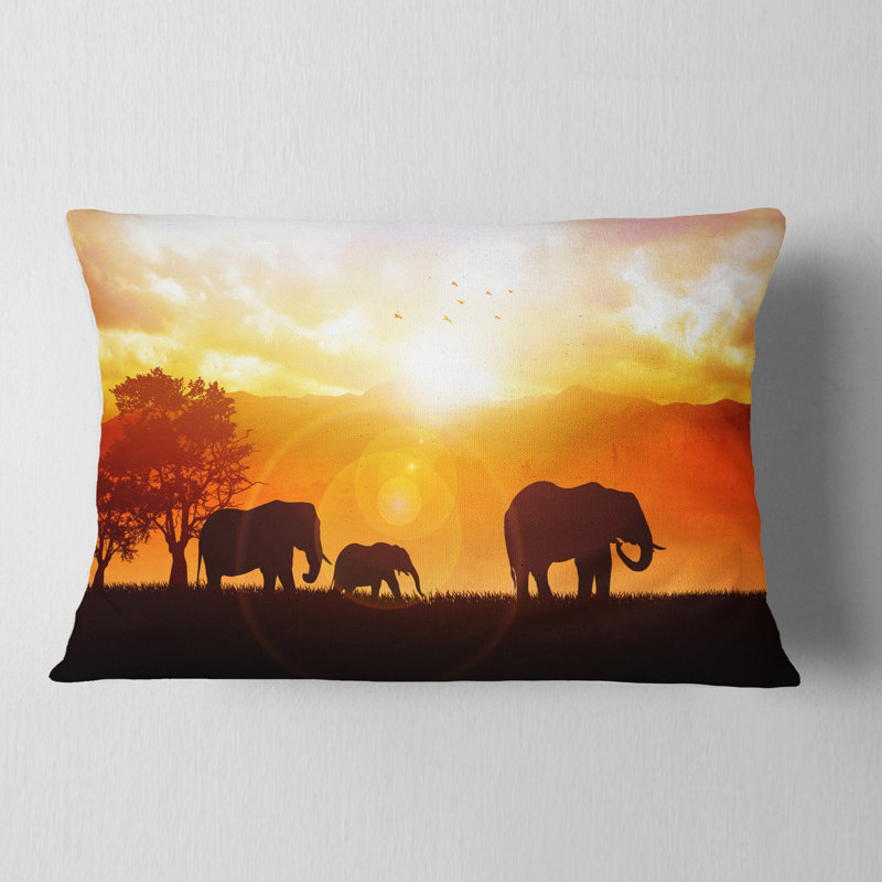 Éléphants marchant au coucher du soleil - Coussin décoratif à imprimé animal