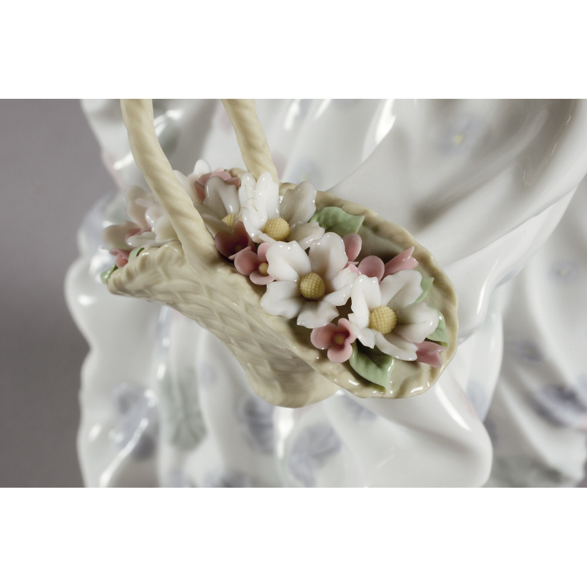 Lladro Spring Splendor Figurine - Thumbnail 3
